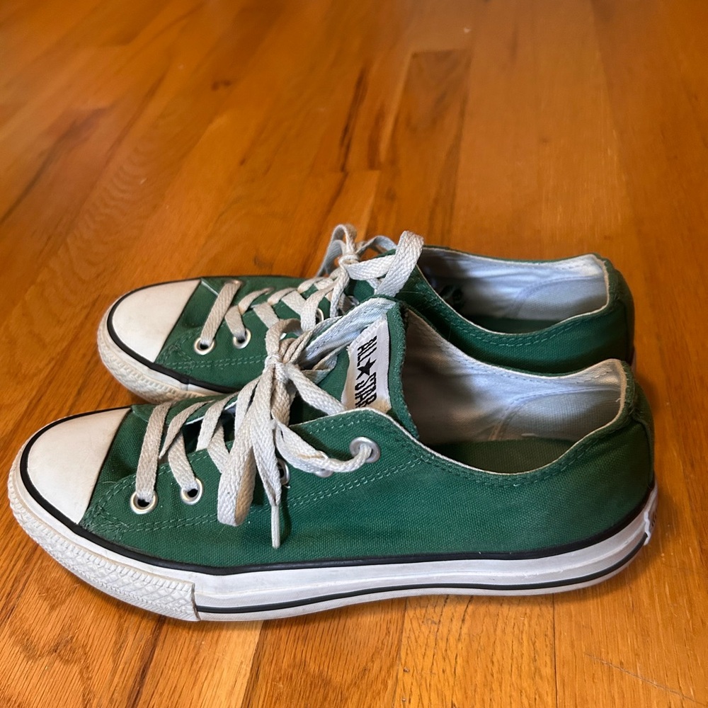 Converse low top, dark green. Women’s size 9, Men’s size 7. Good condition.